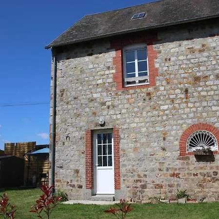 Le Vieil Home, Au Pied De La Cite Medievale *
