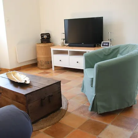 Le Vieil Home, Au Pied De La Cite Medievale La Haute-Chapelle