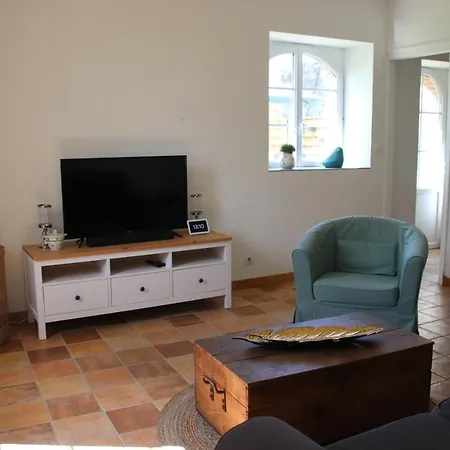 Le Vieil Home, Au Pied De La Cite Medievale