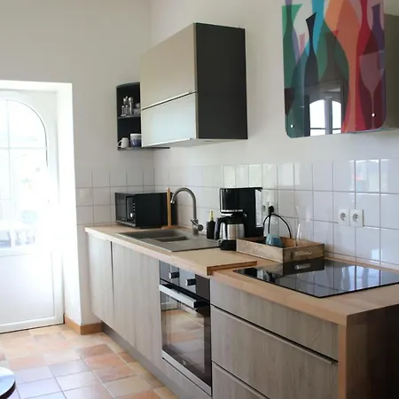 Le Vieil Home, Au Pied De La Cite Medievale *