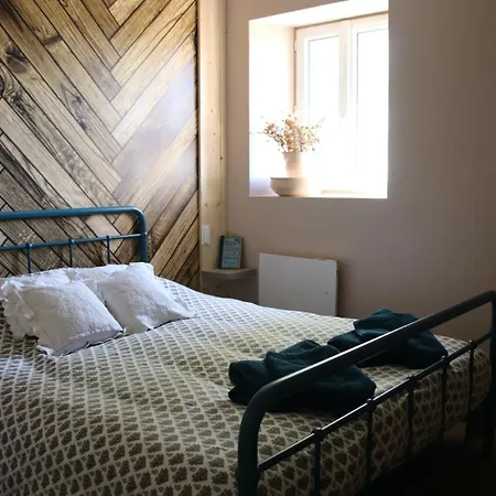 Le Vieil Home, Au Pied De La Cite Medievale Holiday home