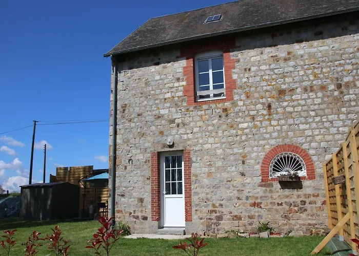 Le Vieil Home, Au Pied De La Cite Medievale *