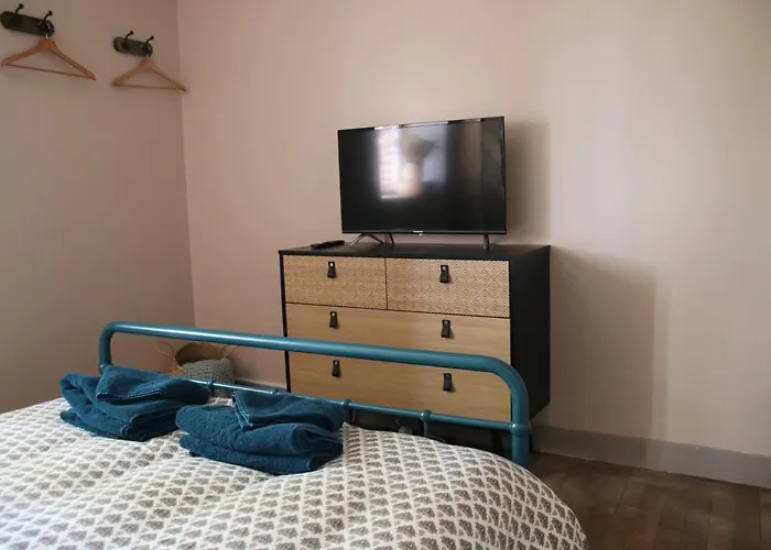 Le Vieil Home, Au Pied De La Cite Medievale La Haute-Chapelle