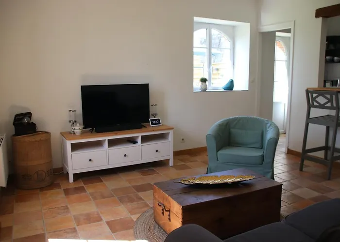 Le Vieil Home, Au Pied De La Cite Medievale