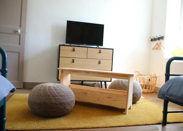 Le Vieil Home, Au Pied De La Cite Medievale Nyaraló