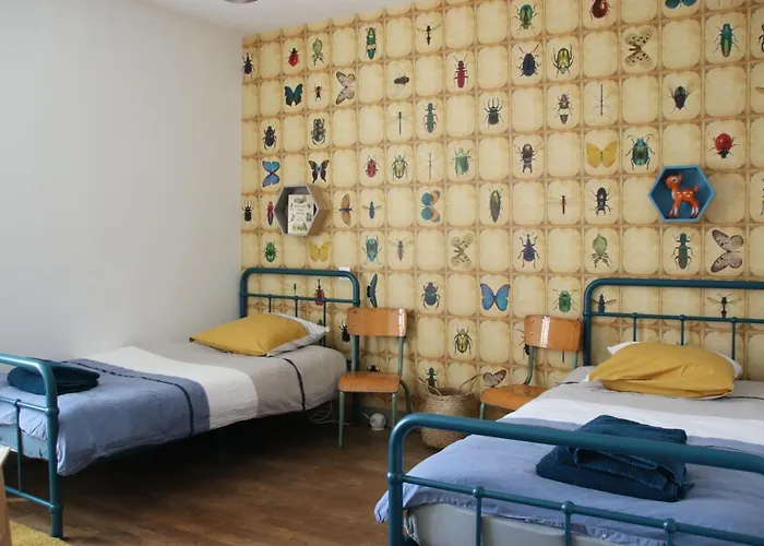 Le Vieil Home, Au Pied De La Cite Medievale