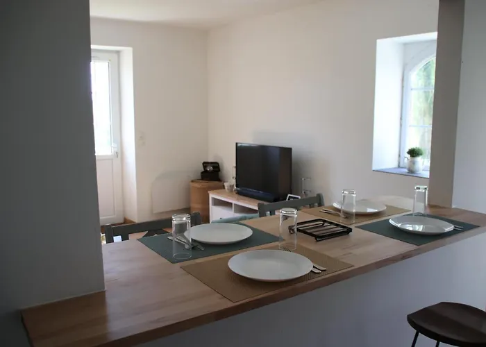 Nyaraló Le Vieil Home, Au Pied De La Cite Medievale La Haute-Chapelle