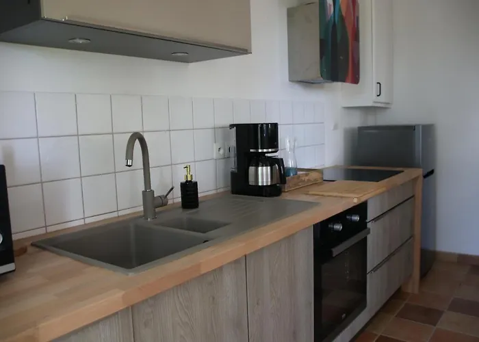 Le Vieil Home, Au Pied De La Cite Medievale Nyaraló