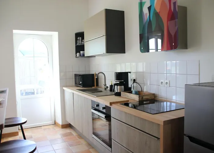 Le Vieil Home, Au Pied De La Cite Medievale *