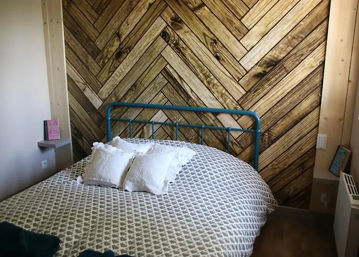 Le Vieil Home, Au Pied De La Cite Medievale La Haute-Chapelle