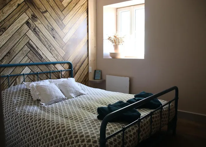 Le Vieil Home, Au Pied De La Cite Medievale Nyaraló